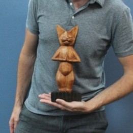 Gato de yoga tallado a mano - De pie | HogarLider