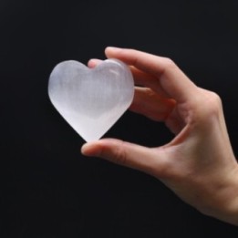 Corazón de selenita - 7-8cm | HogarLider