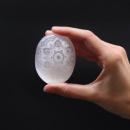 Piedra de palma de selenita - Mandala grabada | HogarLider