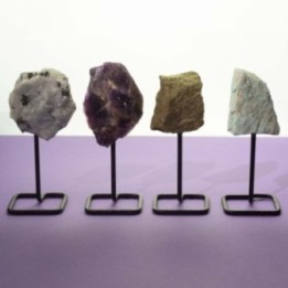 Muestra mineral en soporte metálico - epidoto | HogarLider