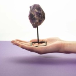 Muestra mineral en soporte metálico - amatista | HogarLider